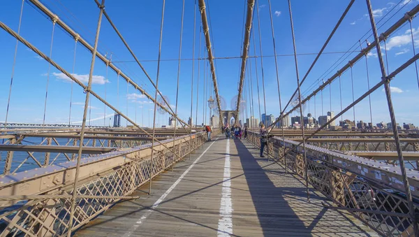 Jedną z głównych atrakcji w Nowym Jorku słynny Brooklyn Bridge-Manhattan - Nowy Jork - 1 kwietnia 2017 r. — Zdjęcie stockowe