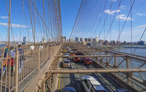 Puente de Brooklyn de Nueva York en un día soleado MANHATTAN NUEVA YORK 1 DE ABRIL DE 2017 — Foto de Stock