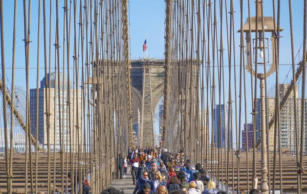 Les gens marchent sur le magnifique pont de Brooklyn à New York- MANHATTAN - NEW YORK - 1er AVRIL 2017 — Photo