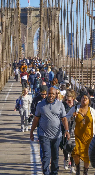 Ανθρώπους που περπατούν πέρα από την όμορφη γέφυρα του Μπρούκλιν στη Νέα Υόρκη - Μανχάταν - Νέα Υόρκη - 1 Απριλίου 2017 — Φωτογραφία Αρχείου
