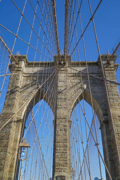 Brooklyn Bridge Nueva York - un famoso hito - MANHATTAN - NUEVA YORK - 1 DE ABRIL DE 2017 — Foto de Stock