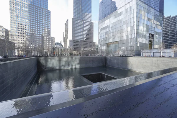 9-11 기념관 분수 그라운드 제로 세계 무역 센터-맨해튼-뉴욕-4 월 1 일, 2017 — 스톡 사진