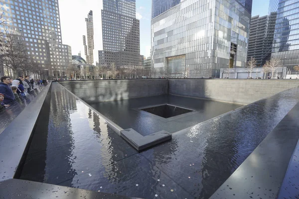 Kvadraterna av fallna World Trade Center byggnader - 9-11 Memorial - Manhattan - New York - 1 April 2017 — Stockfoto