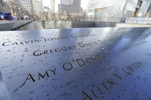 9-11 기념관 분수 그라운드 제로 세계 무역 센터-맨해튼-뉴욕-4 월 1 일, 2017 — 스톡 사진