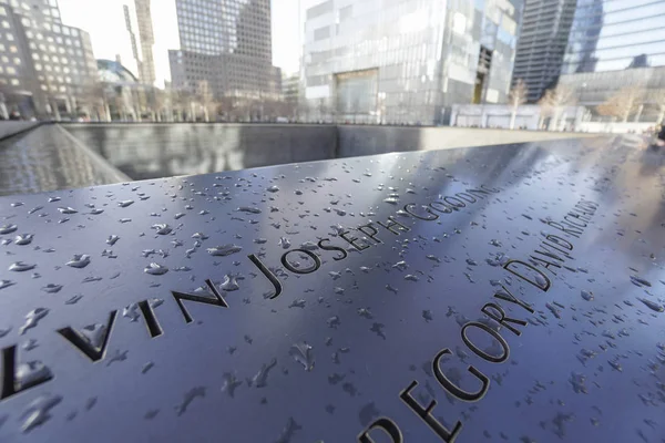9-11 น้ําพุแห่งความทรงจําที่ Ground Zero ศูนย์การค้าเวิลด์เทรดเซ็นเตอร์ ManHATTAN - New YORK - 1 เมษายน 2017 — ภาพถ่ายสต็อก