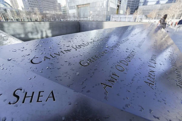 9-11 Gedenkbrunnen am Ground Zero - Welthandelszentrum - Manhattan - New York - 1. April 2017 — Stockfoto