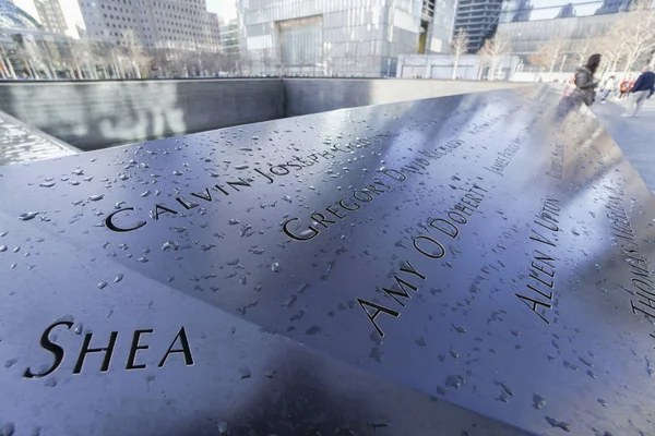 9-11 memorial fontäner på Ground Zero-World Trade Center Manhattan - New York - 1 April 2017 — Stockfoto