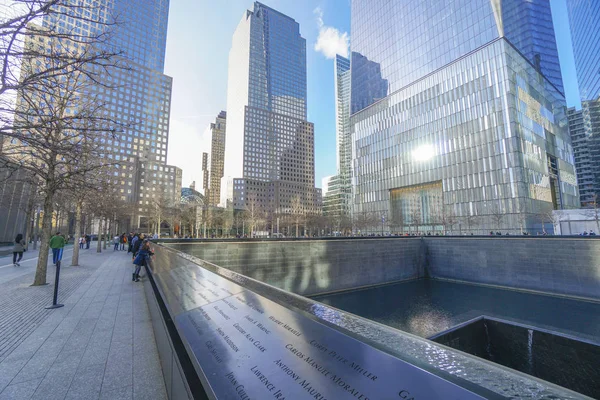 Ми ніколи не забудемо - Ground Zero Меморіал на Всесвітній торговий центр-Манхеттен - Нью-Йорк - 1 квітня 2017 — стокове фото