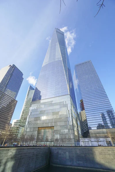 One World Trade Center - najwyższego budynku w New York - Manhattan - Nowy Jork - 1 kwietnia 2017 r. — Zdjęcie stockowe
