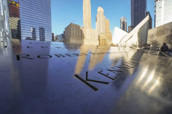 9-11 Меморіальна фонтани на Ground Zero-Всесвітній торговий центр Манхеттен - Нью-Йорк - 1 квітня 2017 — стокове фото