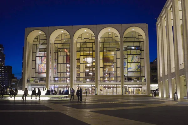 Ontmoet - de Metropolitan Opera in het Lincoln Center in Manhattan - Manhattan - New York - 1 April 2017 — Stockfoto