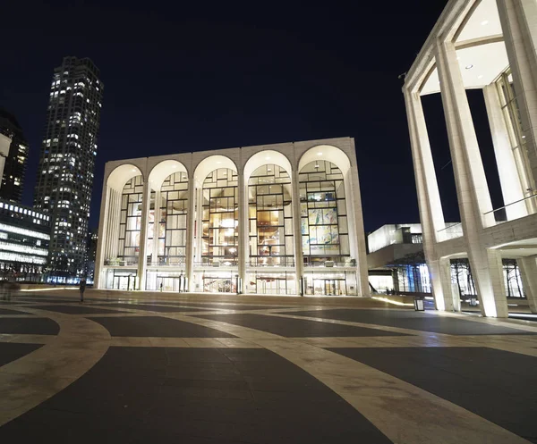 Het Lincoln Center met de Metropolitan Opera van nacht-Manhattan - New York - 1 April 2017 — Stockfoto