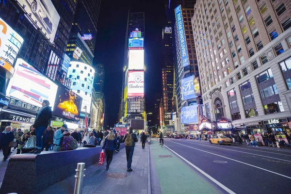 New York Times Square por la noche - un lugar concurrido en Nueva York- MANHATTAN - NUEVA YORK - 1 DE ABRIL DE 2017 — Foto de Stock