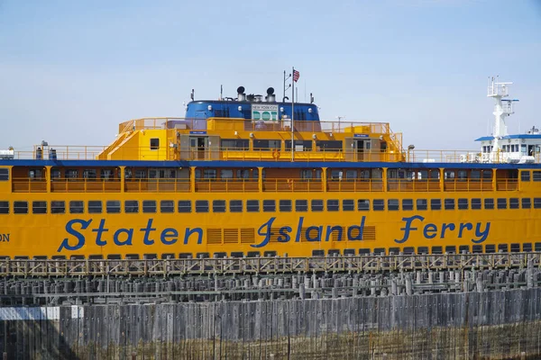 New York Ferry service - The Staten Island Ferry - MANHATTAN - NEW YORK - April 1, 2017 — стоковое фото