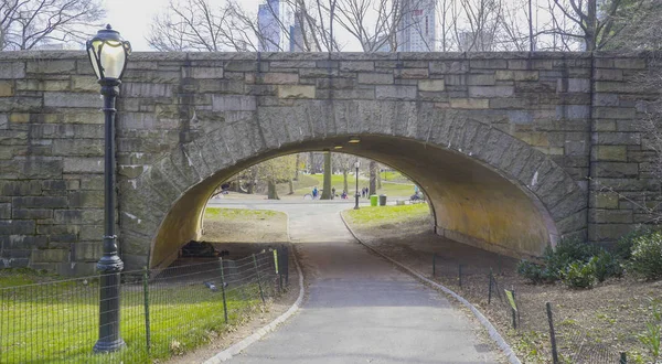 Beautiful Central Park New York - lugar maravilhoso para relaxar - MANHATTAN - NOVA IORQUE - 1 de abril de 2017 — Fotografia de Stock
