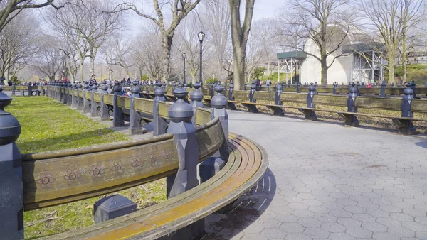 Bancos convidam para relaxar no Central Park New York- MANHATTAN - NOVA IORQUE - 1 de abril de 2017 — Fotografia de Stock