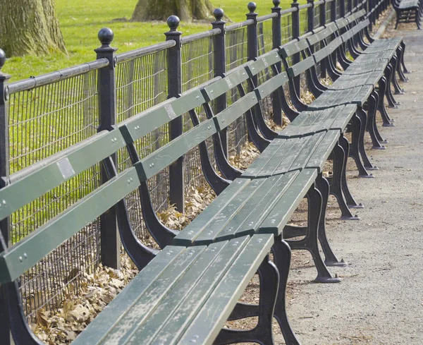 Скамейки приглашают отдохнуть в Центральном парке Нью-Йорка - MANHATTAN - НЬЮ-ЙОРК - 1 апреля 2017 года — стоковое фото