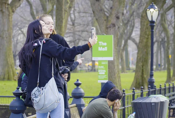 Tourists doing selfies at Central Park New York- MANHATTAN - NEW YORK - APRIL 1, 2017 — Stock Photo, Image