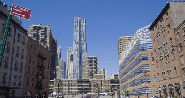 Френк Гері будівлю в Нью-Йорка Манхеттен Нью-Йорк сучасна архітектура Манхеттен - - 1 квітня 2017 — стокове фото