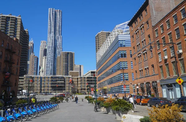 Френк Гері будівлю в Нью-Йорка Манхеттен Нью-Йорк сучасна архітектура Манхеттен - - 1 квітня 2017 — стокове фото