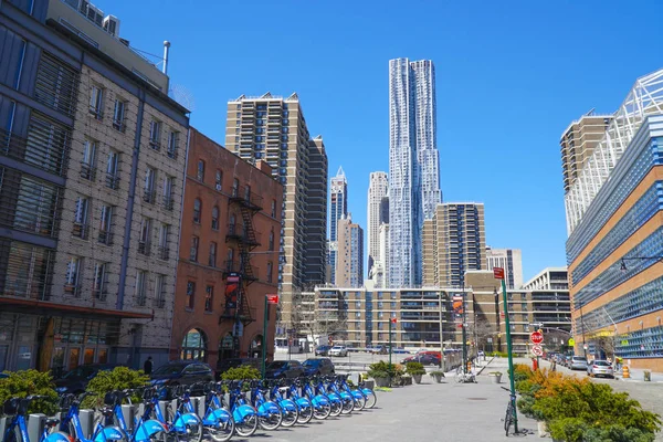 Прокат велосипедів в центрі Мангеттена і Гері вежі Манхеттен - Нью-Йорк - 1 квітня 2017 — стокове фото