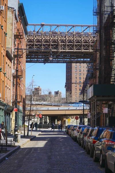 Street canyon with Brooklyn Bridge in Downtown Manhattan-MANHATTAN - NEW YORK - APRIL 1, 2017 — стоковое фото