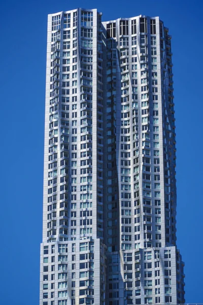 Frank Gehry Building in Manhattan New York - modern architecture- MANHATTAN - NEW YORK - APRIL 1, 2017 — Stock Photo, Image