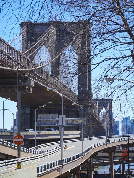 Increíble puente de Brooklyn en Nueva York - hito icónico- MANHATTAN - NUEVA YORK - 1 DE ABRIL DE 2017 — Foto de Stock