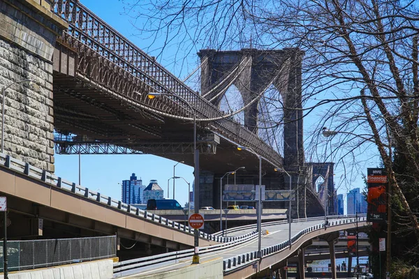 Amazing Brooklyn Bridge in New York - iconic landmark- MANHATTAN - NEW YORK - APRIL 1, 2017 — Stock Photo, Image