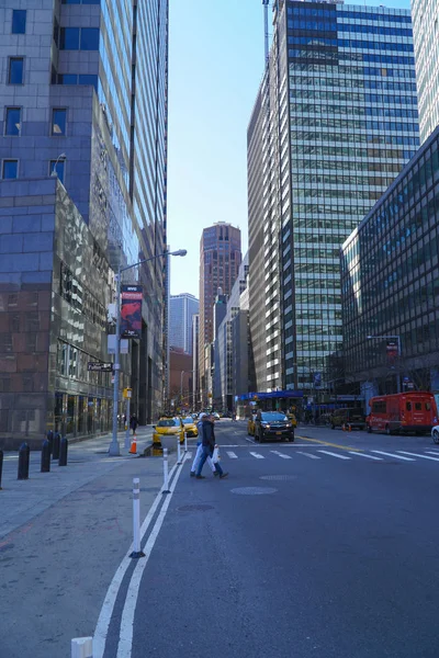 Splendida vista sulla strada del centro di Manhattan - tipico di New York - MANHATTAN - NEW YORK - 1 APRILE 2017 — Foto Stock