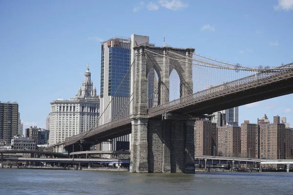 Brooklyn Bridge New York - un famoso landmark- MANHATTAN - NEW YORK - 1 APRILE 2017 — Foto Stock