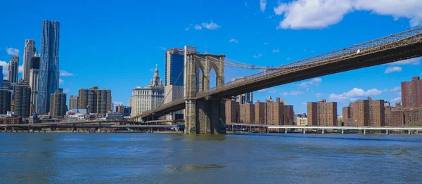 Brooklyn Bridge New York - un famoso landmark- MANHATTAN - NEW YORK - 1 APRILE 2017 — Foto Stock