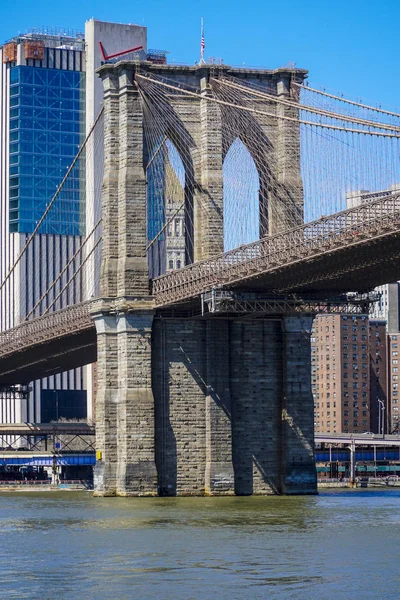 Brooklyn Bridge New York - un point de repère célèbre - MANHATTAN - NEW YORK - 1 AVRIL 2017 — Photo