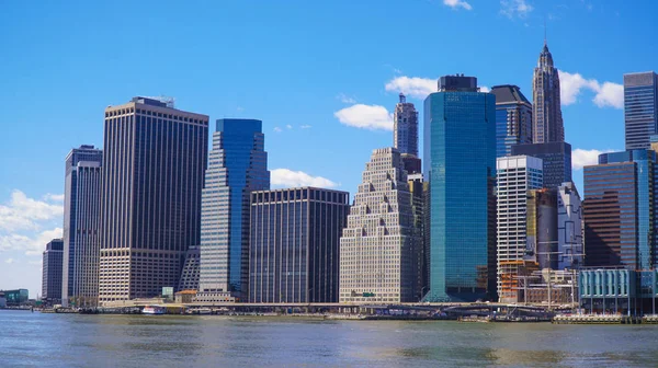 Geweldige Skyline van Manhattan op een prachtige dag-Manhattan - New York - 1 April 2017 — Stockfoto