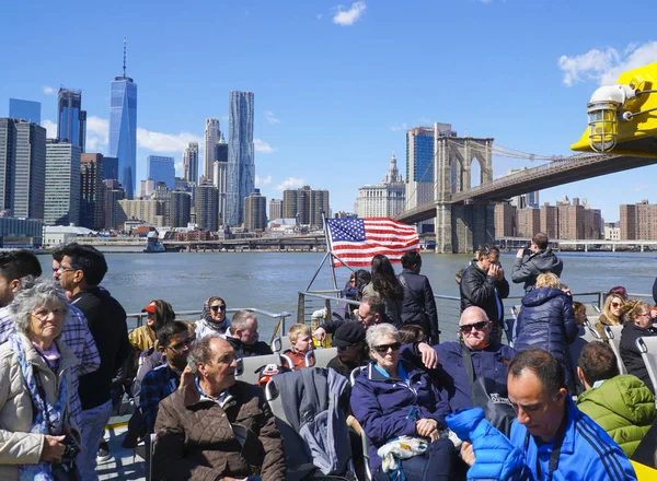 Turisták Ny Watertaxi élvezi egy városnéző cruise-Manhattan - New York - 2017. április 1. — Stock Fotó