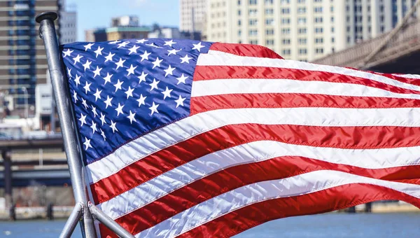 Bandiera USA sventola nel vento- MANHATTAN - NEW YORK - 1 APRILE 2017 — Foto Stock