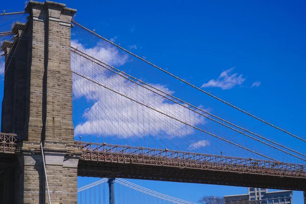 Ancient Brooklyn Bridge New York - un repère emblématique- MANHATTAN - NEW YORK - 1er AVRIL 2017 — Photo