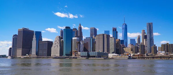 Manhattan New York Skyline pemandangan dari Hudson River- MANHATTAN - NEW YORK - APRIL 1, 2017 — Stok Foto