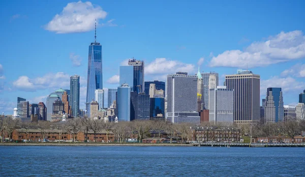 Τυπικό Manhattan Skyline - προβολή από το Hudson River-Μανχάταν - Νέα Υόρκη - 1 Απριλίου 2017 — Φωτογραφία Αρχείου