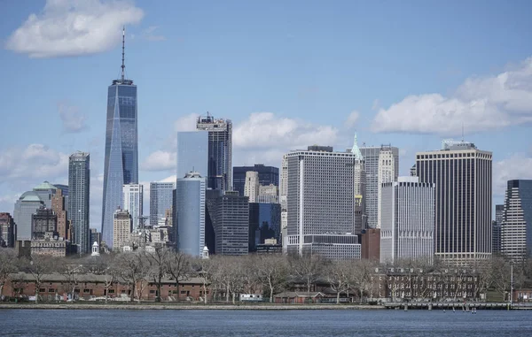 Tipik Manhattan New York Skyline - görünümü Hudson Nehri-Manhattan - New York - 1 Nisan 2017 — Stok fotoğraf