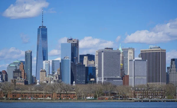 Tipik Manhattan New York Skyline - görünümü Hudson Nehri-Manhattan - New York - 1 Nisan 2017 — Stok fotoğraf
