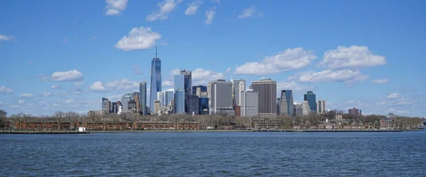 Tipik Manhattan New York Skyline - görünümü Hudson Nehri-Manhattan - New York - 1 Nisan 2017 — Stok fotoğraf