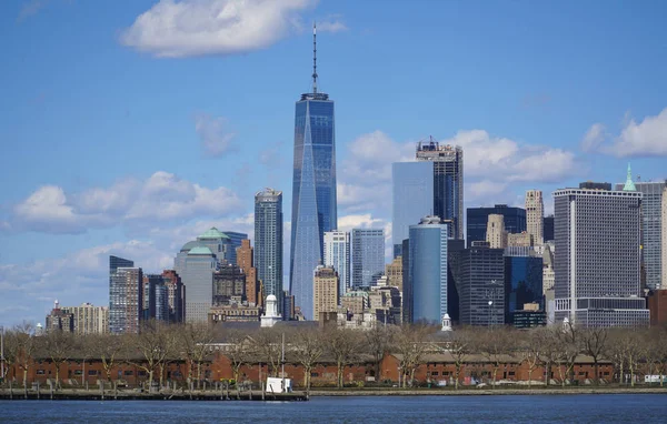 Tipik Manhattan New York Skyline - görünümü Hudson Nehri-Manhattan - New York - 1 Nisan 2017 — Stok fotoğraf