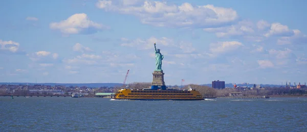 Isla de la Libertad en Nueva York con Estatua de la Libertad - MANHATTAN - NUEVA YORK - 1 DE ABRIL DE 2017 — Foto de Stock