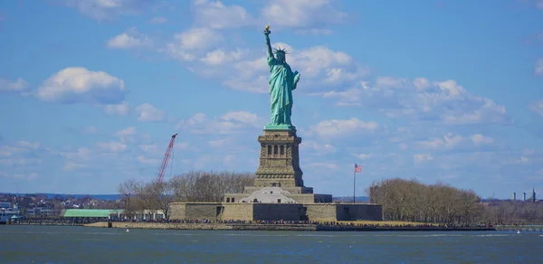 Isla de la Libertad en Nueva York con la famosa Estatua de la Libertad MANHATTAN NUEVA YORK 1 DE ABRIL DE 2017 — Foto de Stock