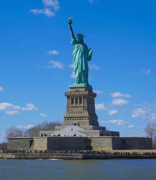 Estatua de la Libertad en Nueva York- MANHATTAN - NUEVA YORK - 1 DE ABRIL DE 2017 — Foto de Stock