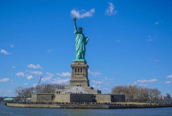 Estatua de la Libertad en Nueva York- MANHATTAN - NUEVA YORK - 1 DE ABRIL DE 2017 — Foto de Stock