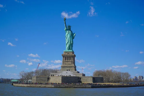 Остров Свободы в Нью-Йорке со знаменитой Статуей Свободы - МАНХАТТАН - НЬЮ-ЙОРК - 1 апреля 2017 года — стоковое фото