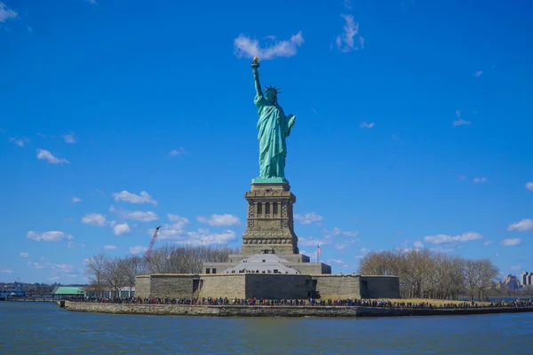 Estatua de la Libertad en Nueva York- MANHATTAN - NUEVA YORK - 1 DE ABRIL DE 2017 — Foto de Stock