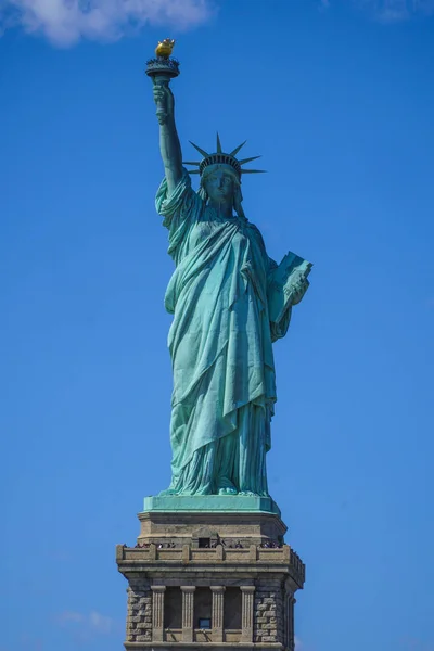 Slavné kultovní mezník - Socha svobody v New Yorku - Manhattan - New York - 1. dubna 2017 — Stock fotografie
